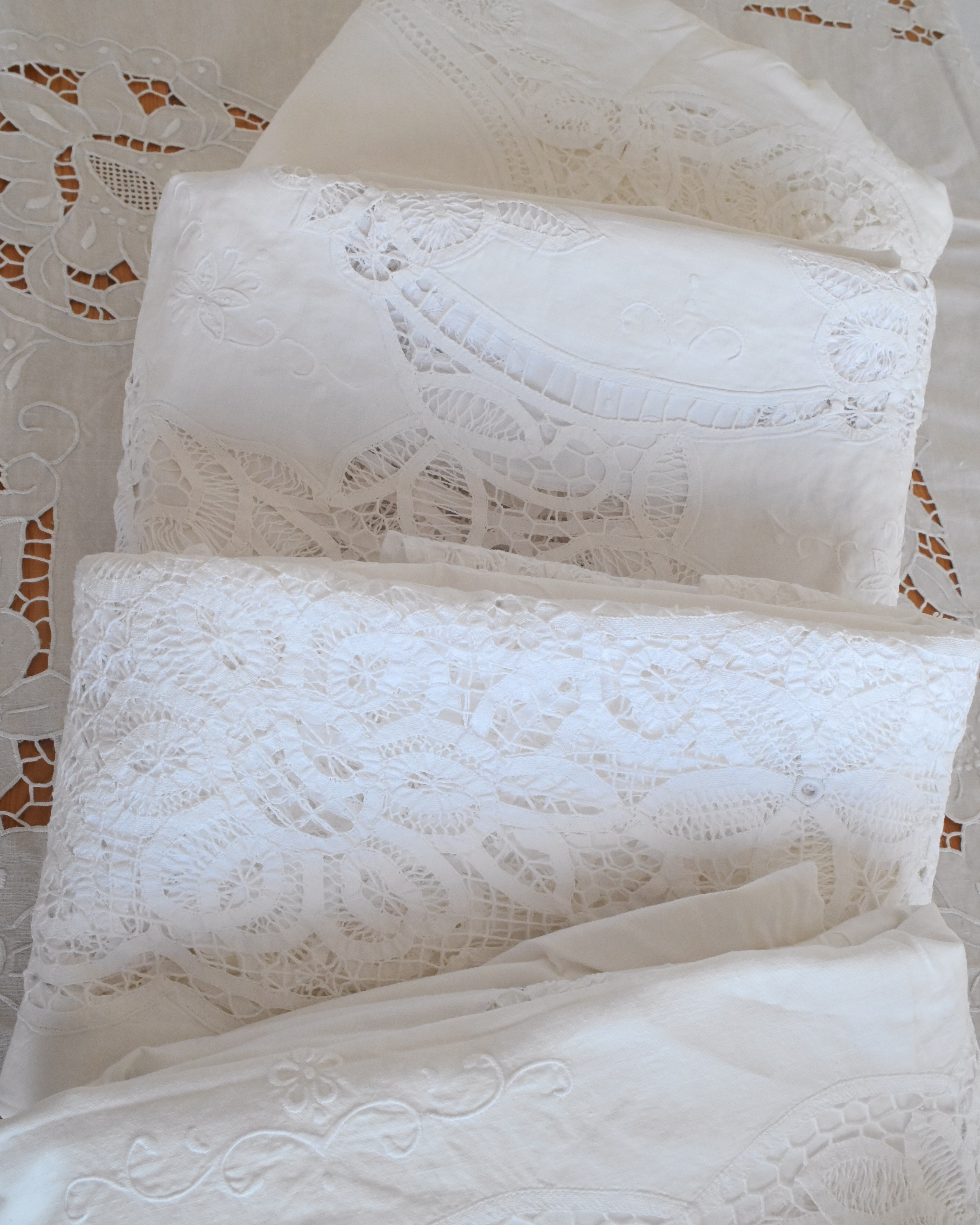 White Lotus Tablecloth Kit