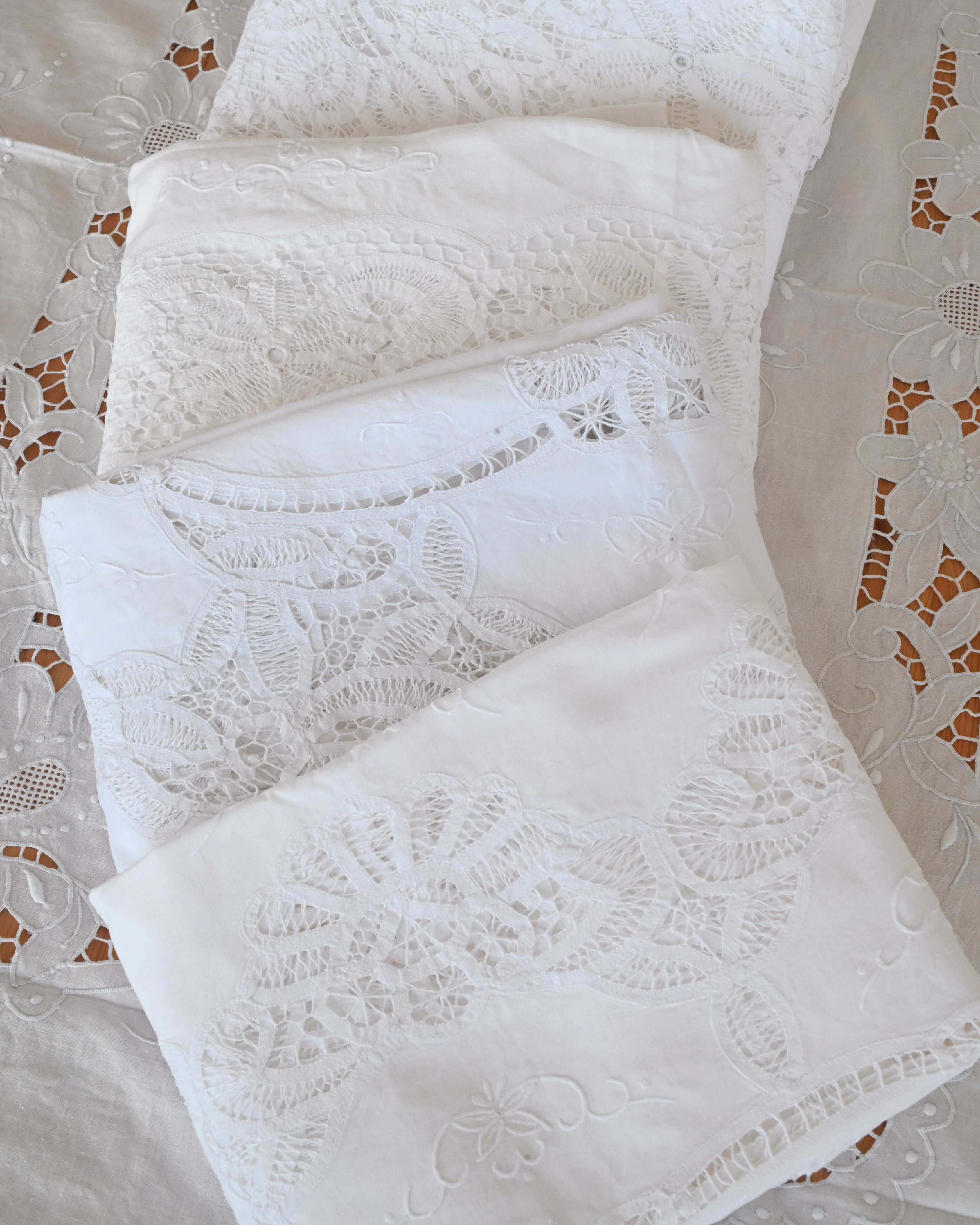 White Lotus Tablecloth Kit
