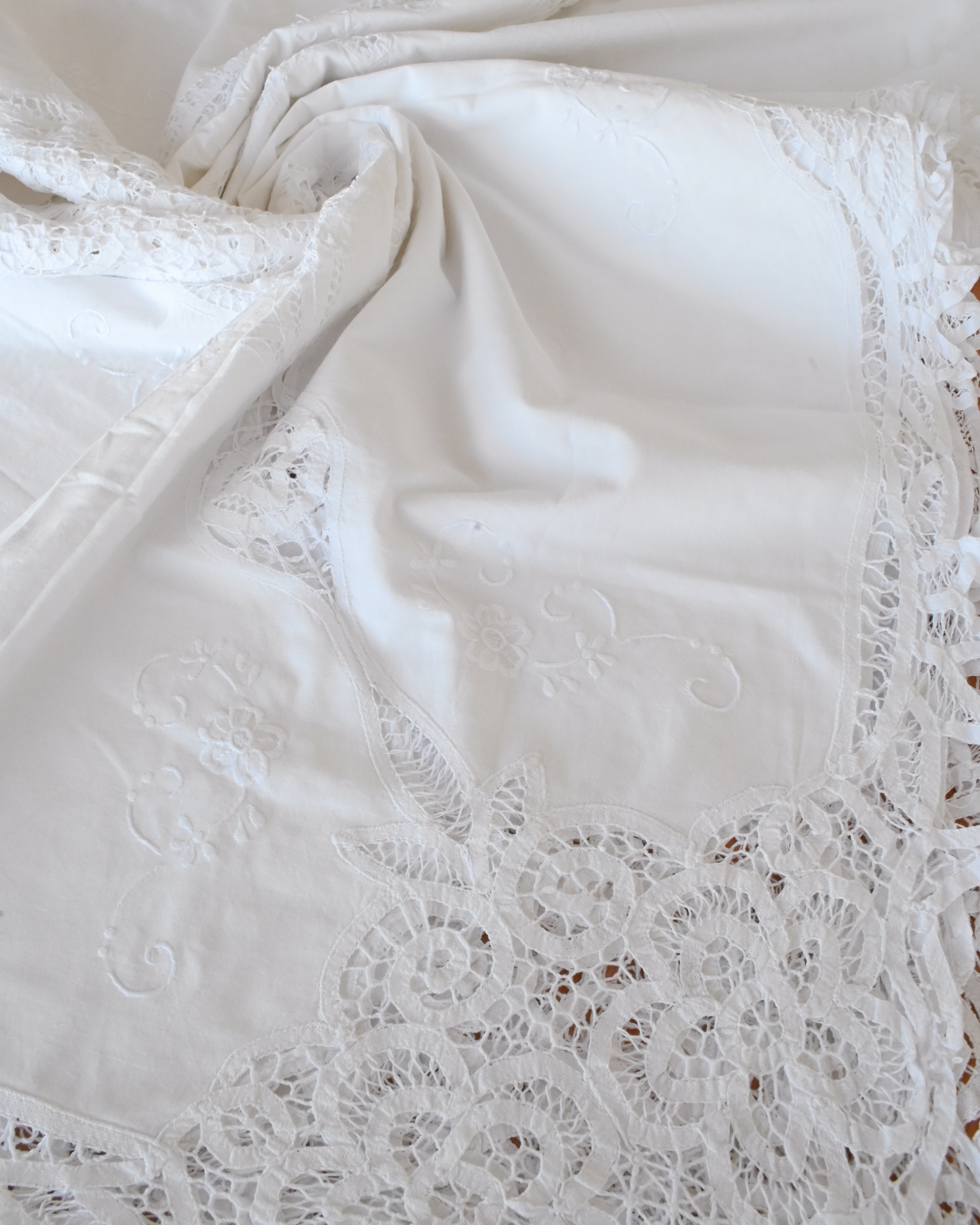 White Lotus Tablecloth Kit